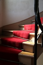 escalier tapis rouge